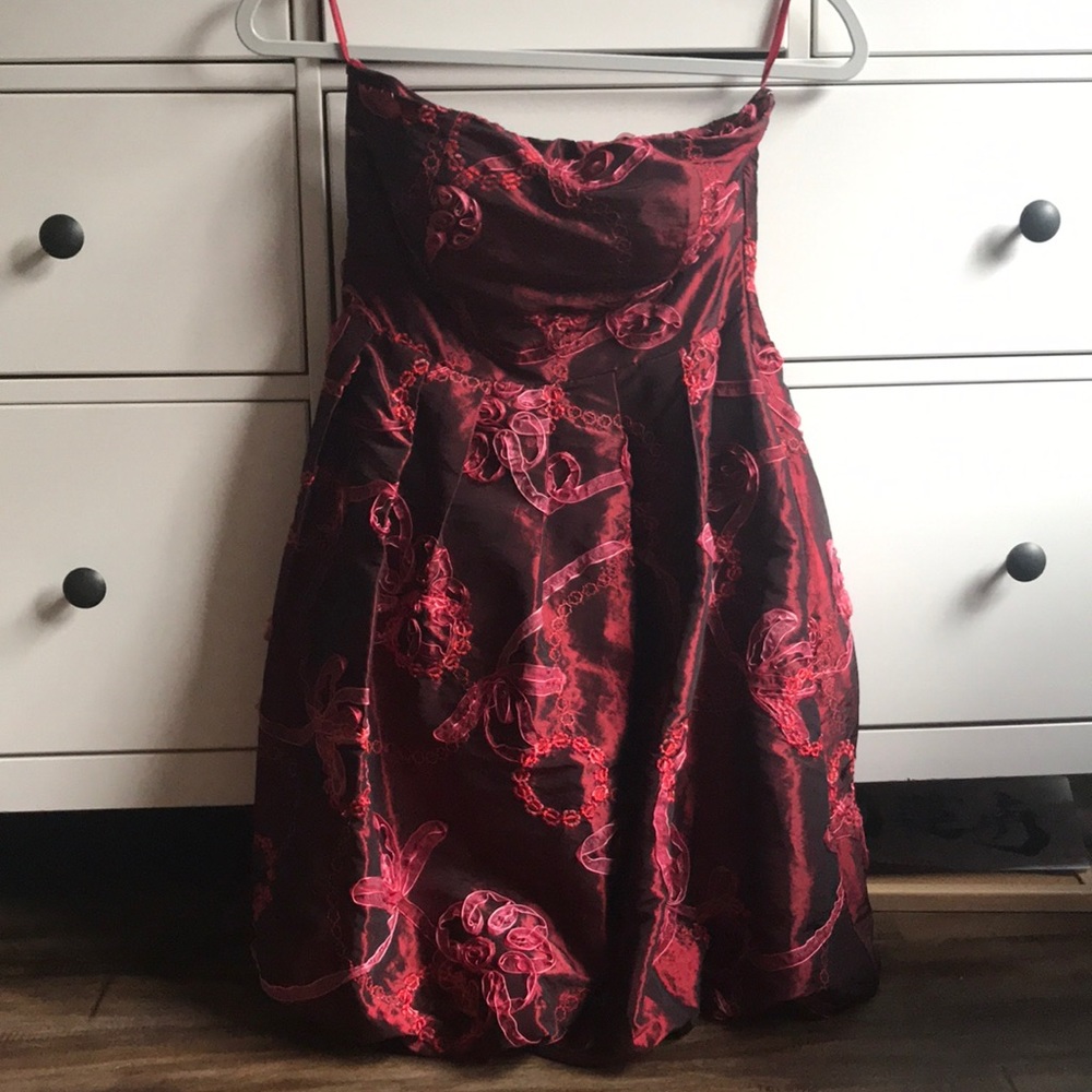 a fitted no sleeve dress